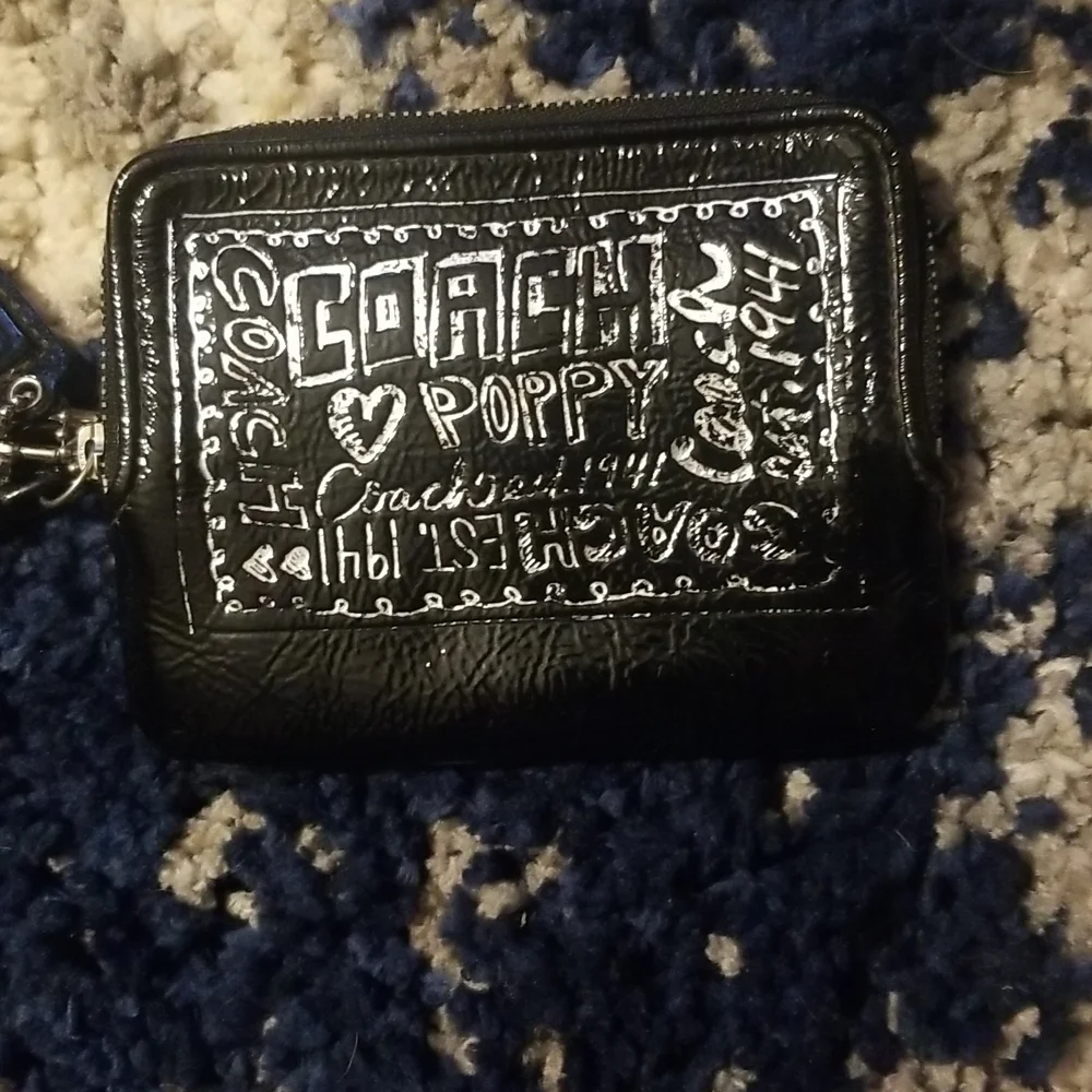 Coach poppy wristlet comes with black coach tag silver writing over black - Picture 2 of 7